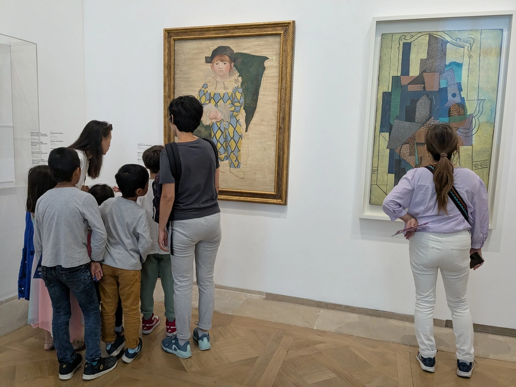 畢卡索美術館展廳與小孩們