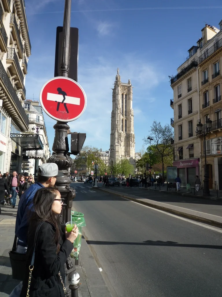 在 Rue de Rivoli 可看見聖傑克塔
