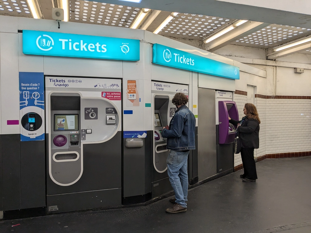 地鐵裡的自動售票機器