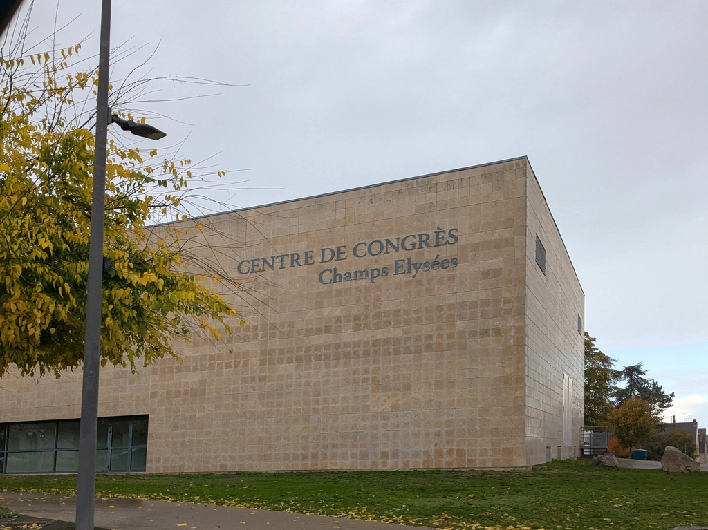 伊蘇丹 Issoudun 的演奏廳建築