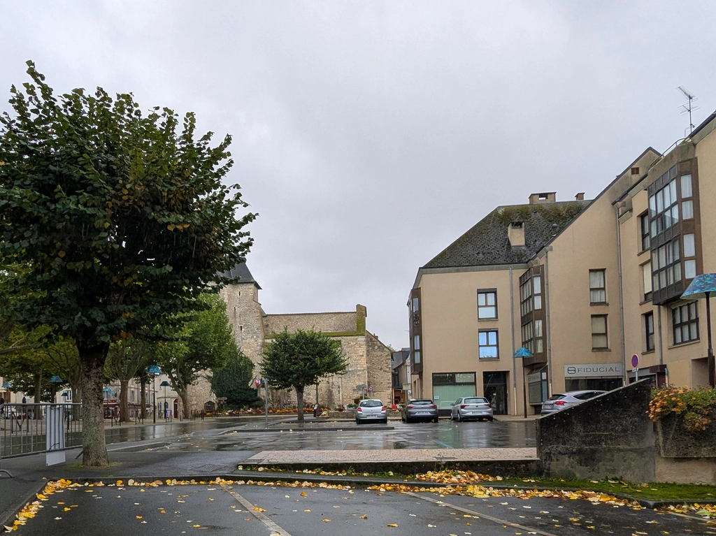 伊蘇丹 Issoudun 的廣場前