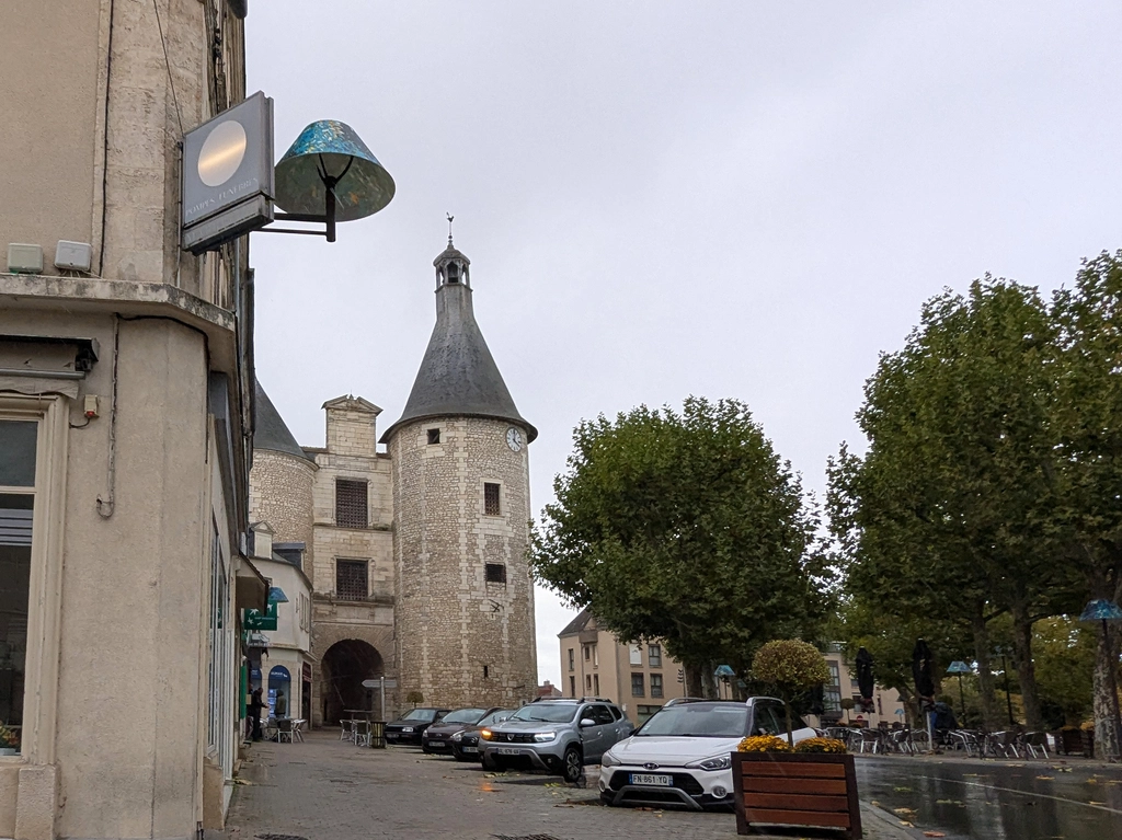 伊蘇丹 Issoudun 的白塔 Tour Blanche 與市中心