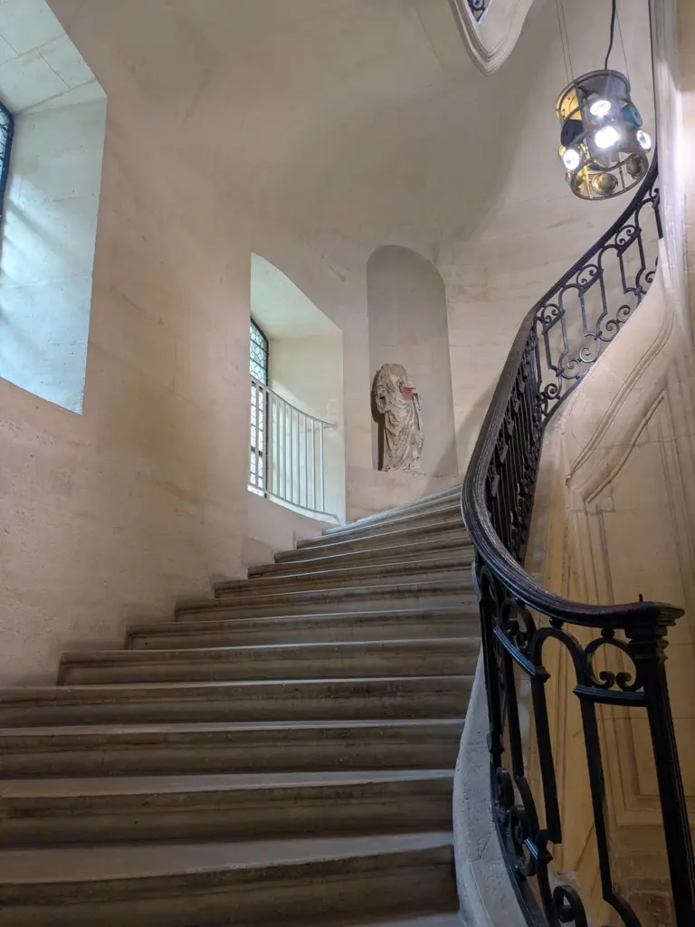 聖伯爾納學院的樓梯雕塑