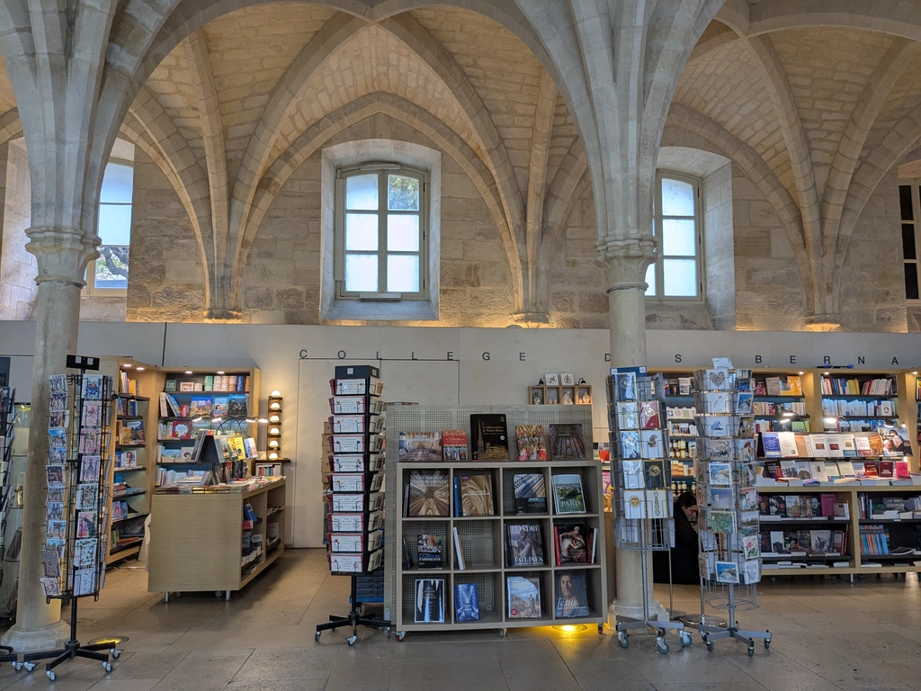 聖伯爾納學院附屬紀念品書店