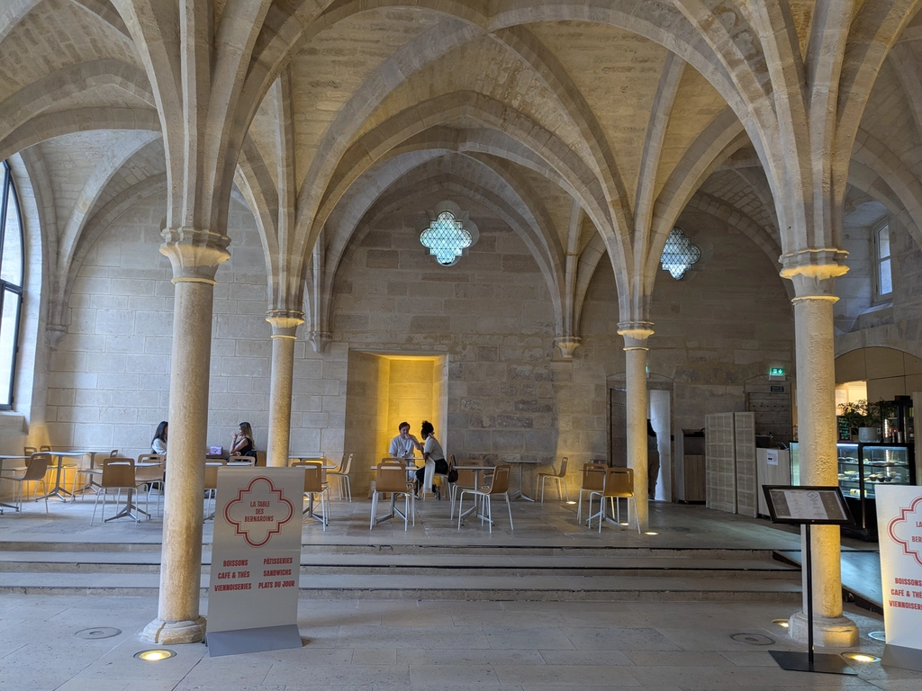 聖伯爾納學院大廳內的咖啡廳