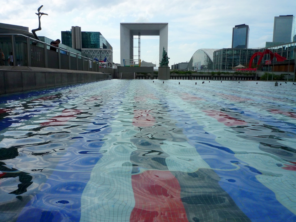 新凱旋門的廣場有寬闊的散步道