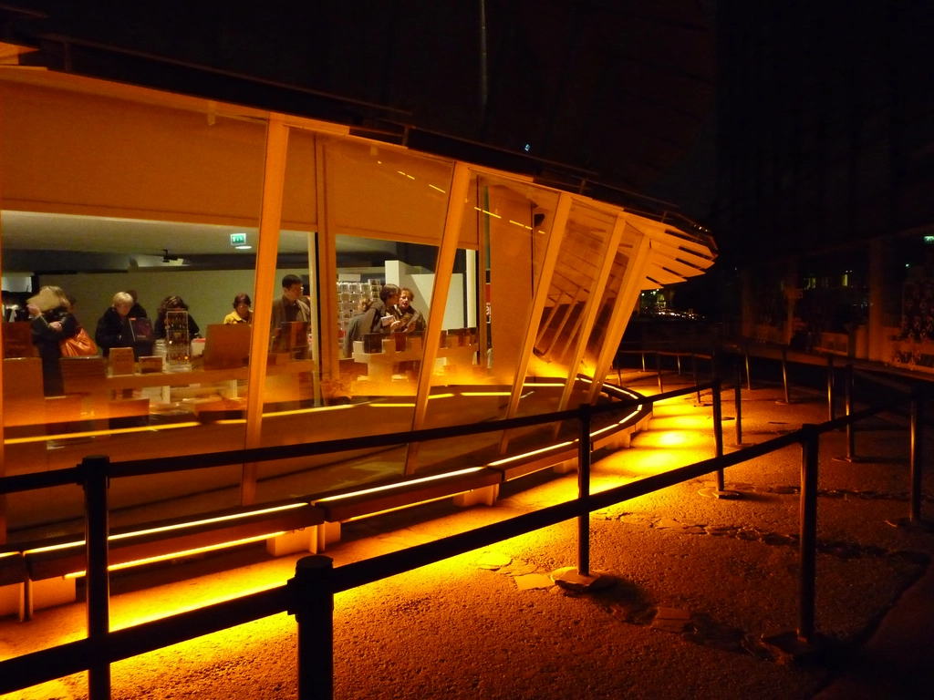 布朗利博物館從外部看進去的紀念商品店