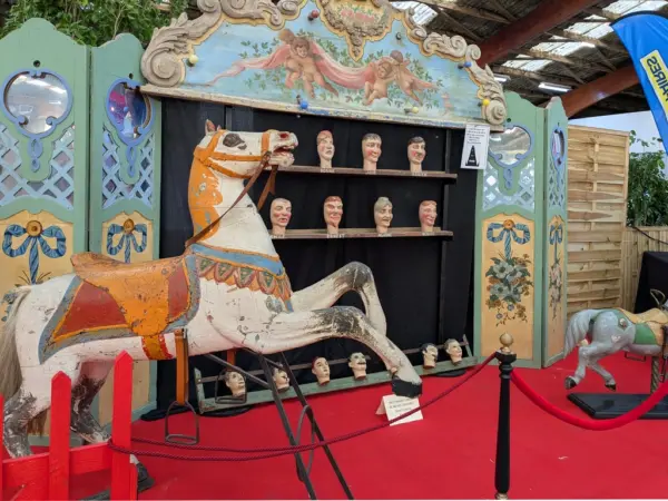 已具有百年歷史的遊樂園旋轉馬車設施