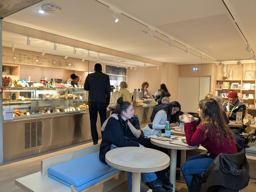 橘園內的紀念品書店與咖啡廳