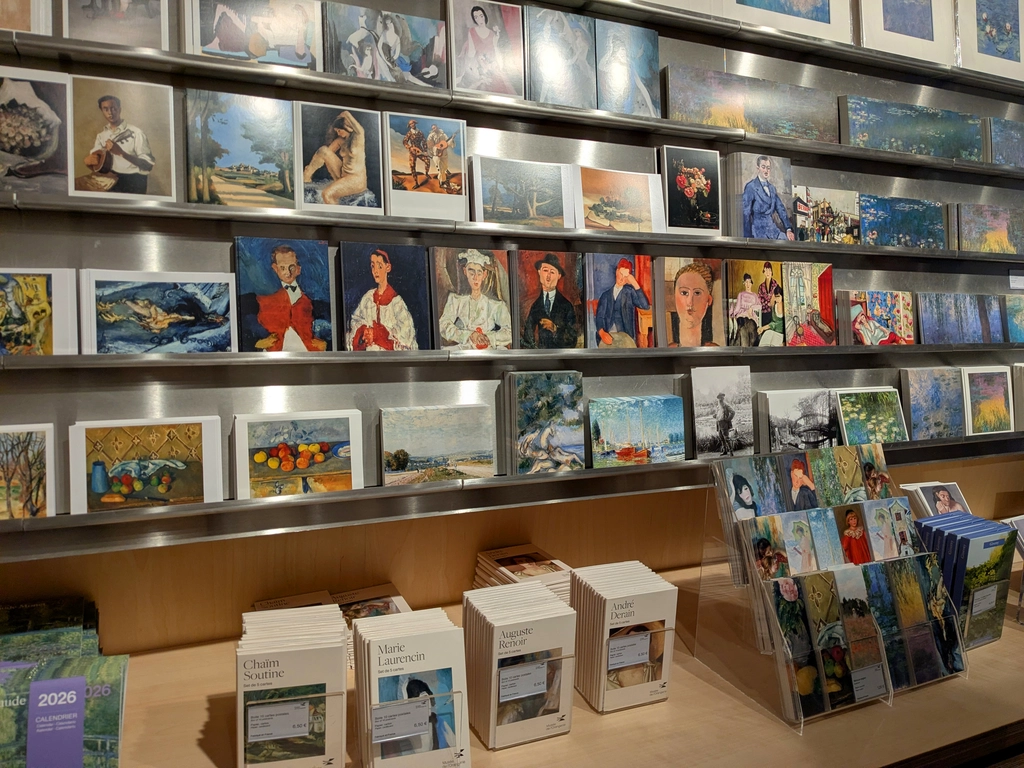 橘園內的紀念品書店與咖啡廳