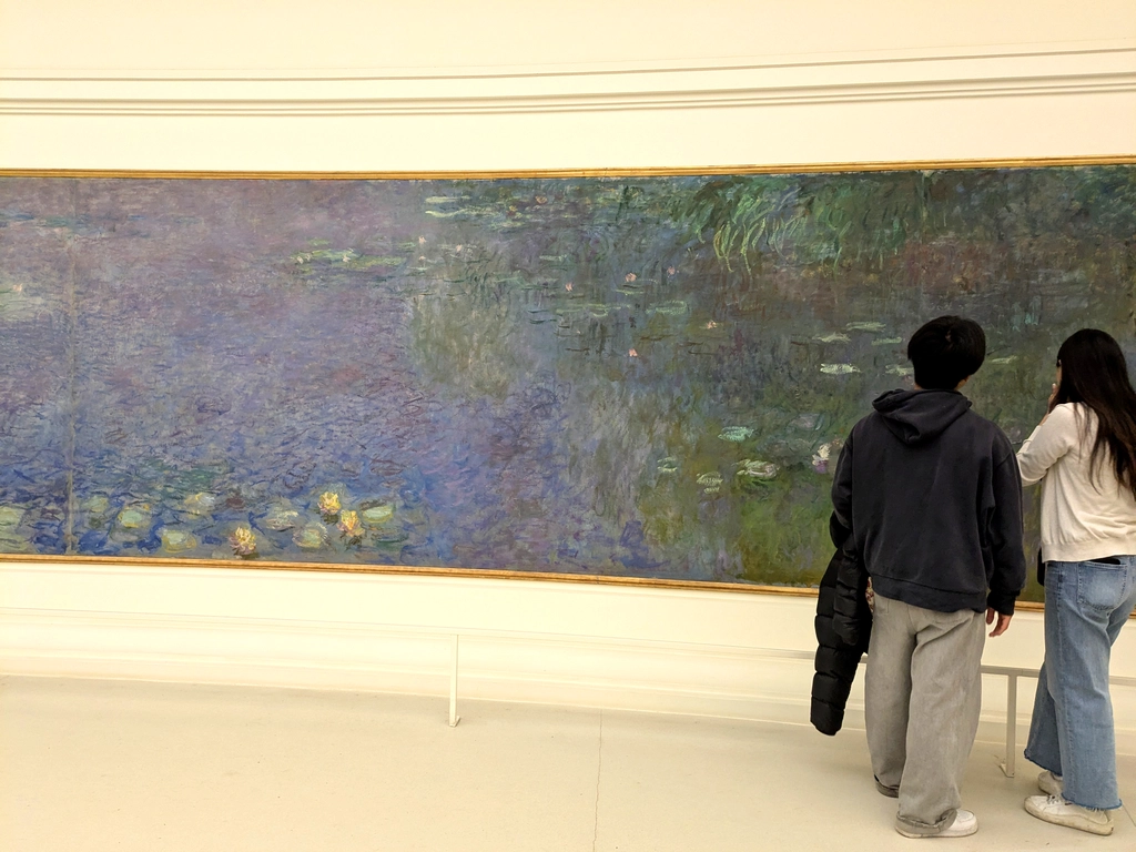 橘園美術館 (Musée de l'Orangerie) 的莫內「睡蓮」作品