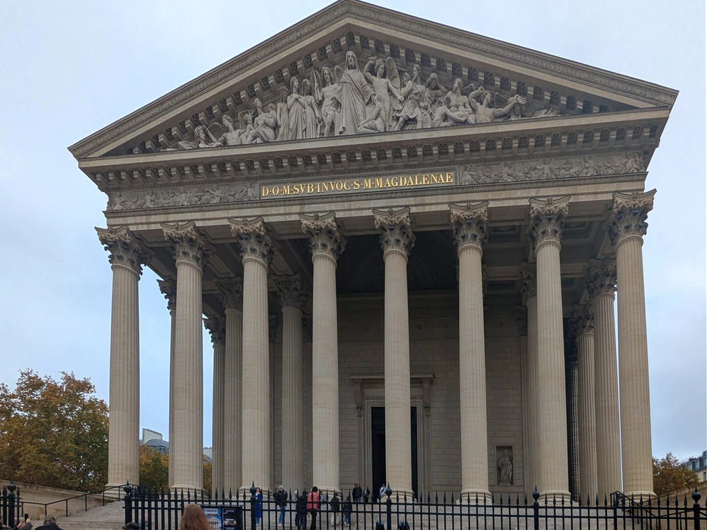 巴黎馬德蓮教堂的外觀與52 根科林斯柱 (Colonne Corinthienne)