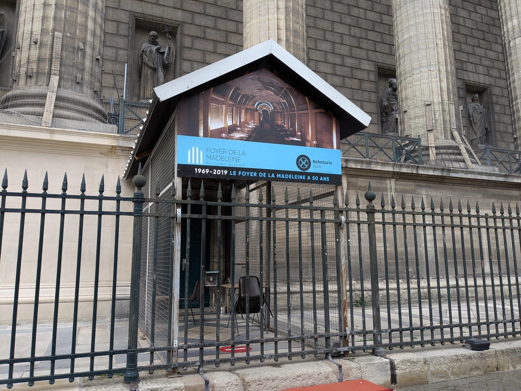 教堂地面層的 Foyer de la Madeleine 慈善餐廳