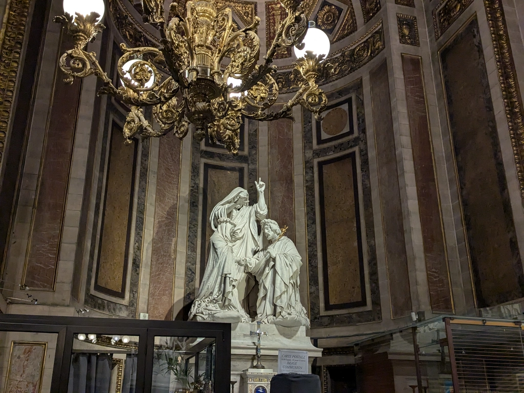 巴黎馬德蓮教堂的雕像