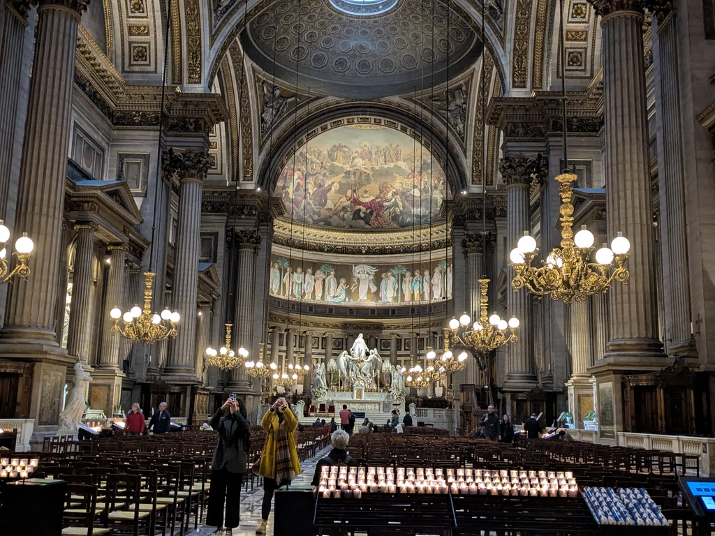 巴黎馬德蓮教堂內美麗的裝飾與吊燈