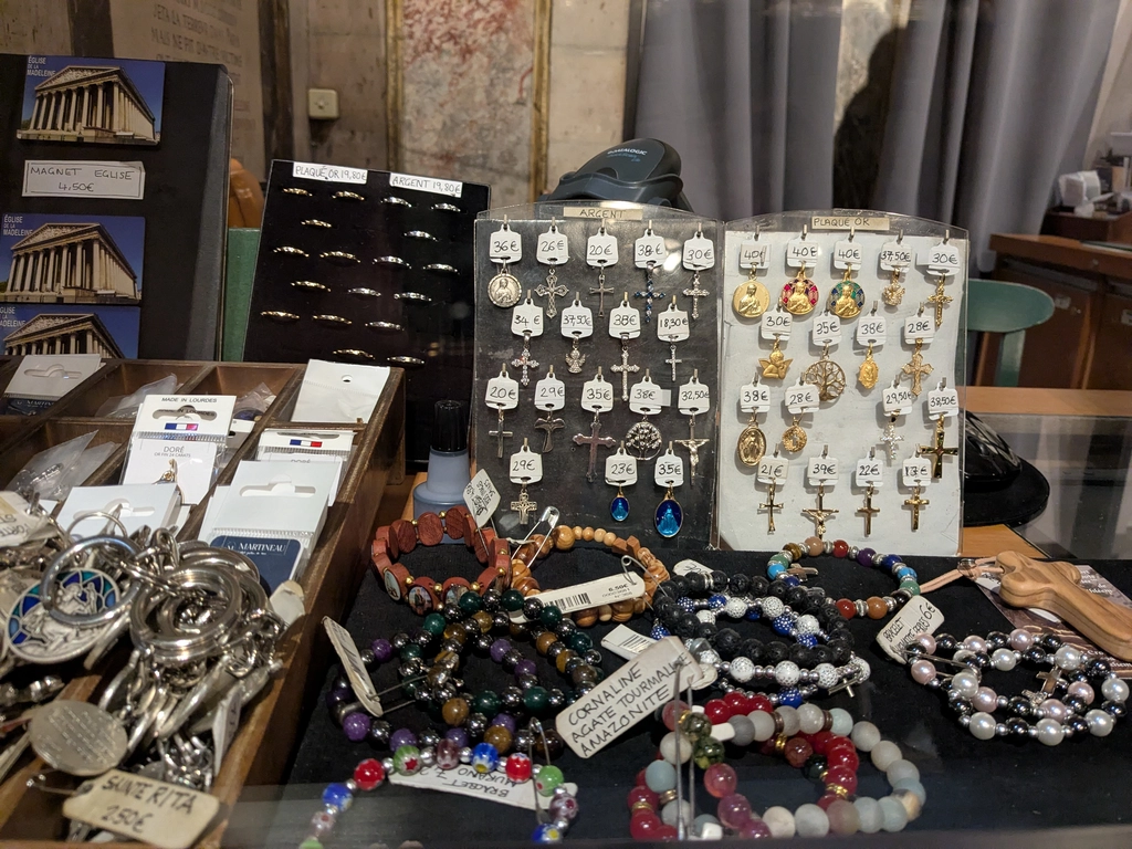 巴黎馬德蓮教堂的商品小店