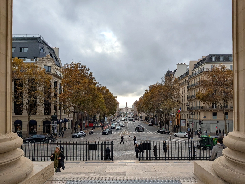 巴黎馬德蓮教堂台階上即可看見協和廣場的紀念碑