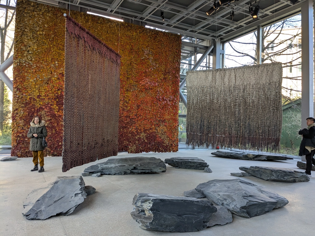 La Fondation Cartier 舊址的 Olga de Amaral 特展