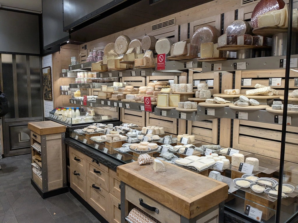Laurent Dubois 店內的乳酪擺設