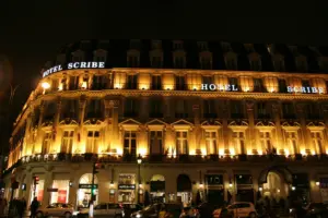 巴黎羅浮宮附近的飯店外觀