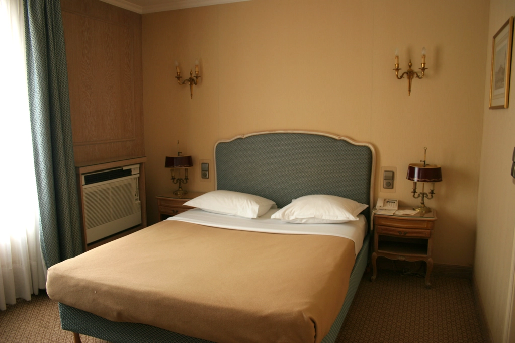 巴黎市中心的飯店雙人床內部