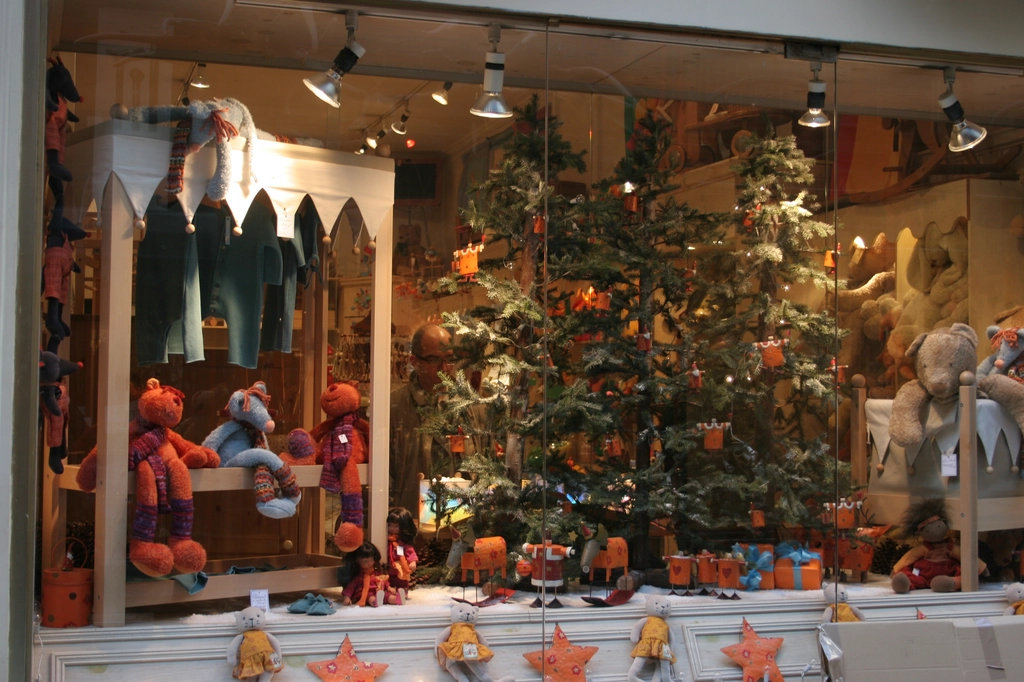 巴黎聖誕節櫥窗聖誕樹和玩具熊