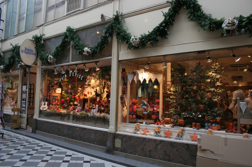 巴黎聖誕節的裝飾櫥窗