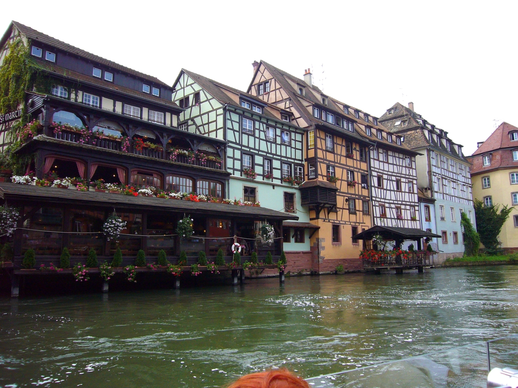 史特拉斯堡遊船時的斜木樑的半木結構房屋風景