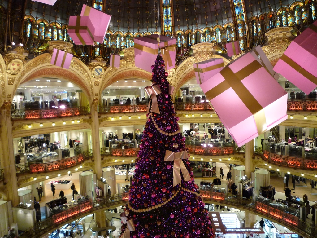 百貨公司裡的巨型聖誕樹
