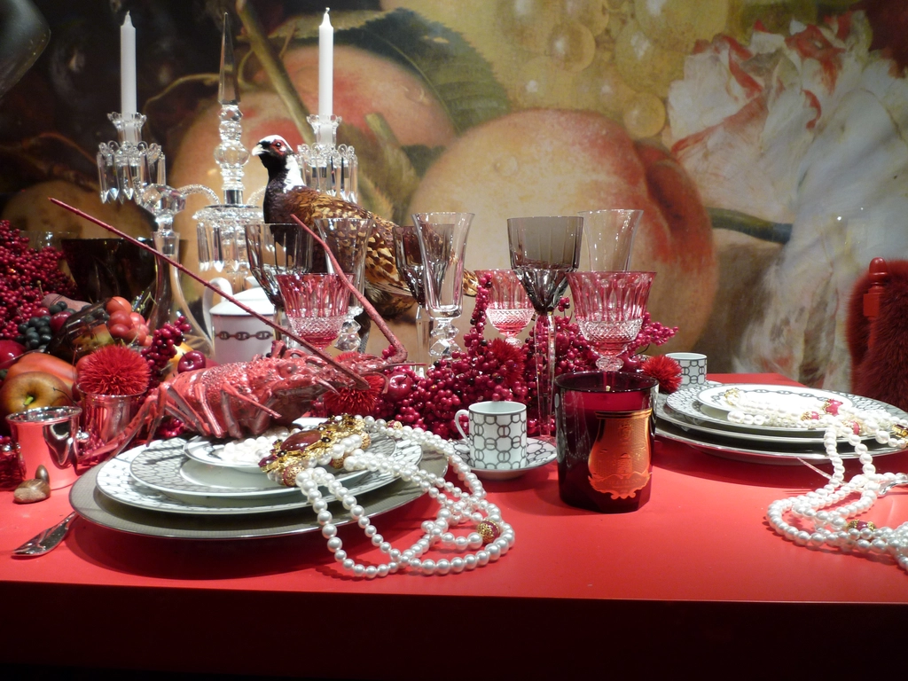 巴黎聖誕櫥窗裡的除夕夜大餐擺設