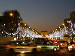 香榭麗舍大道到凱旋門的聖誕單光裝飾