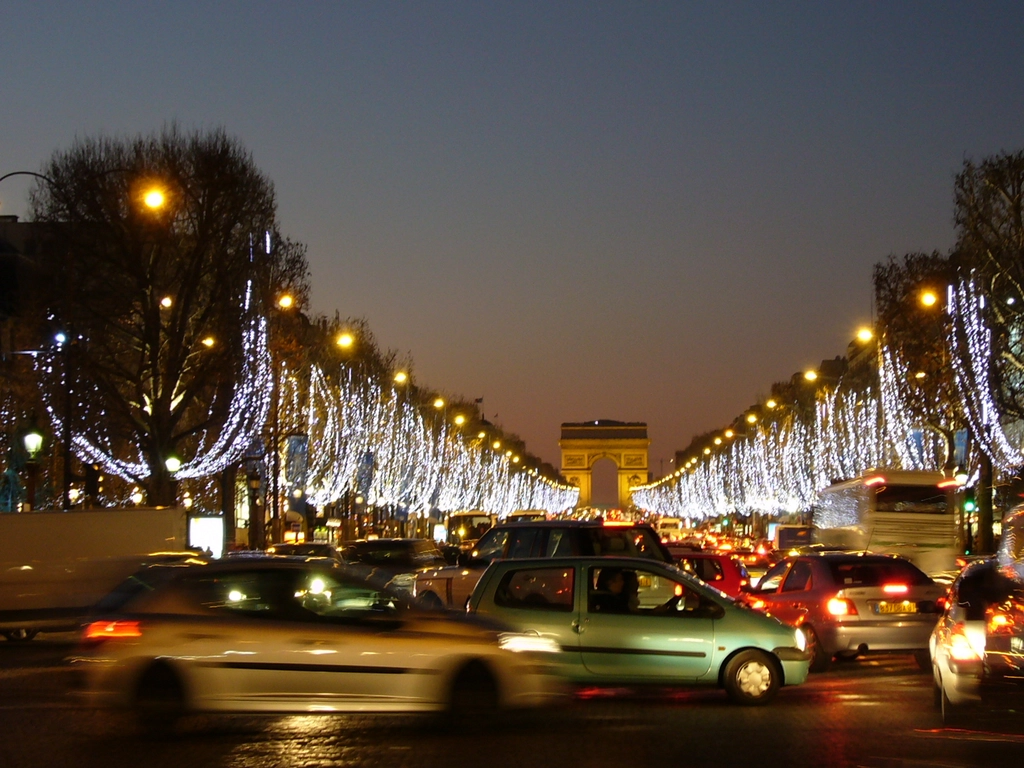 香榭麗舍大道到凱旋門的聖誕單光裝飾