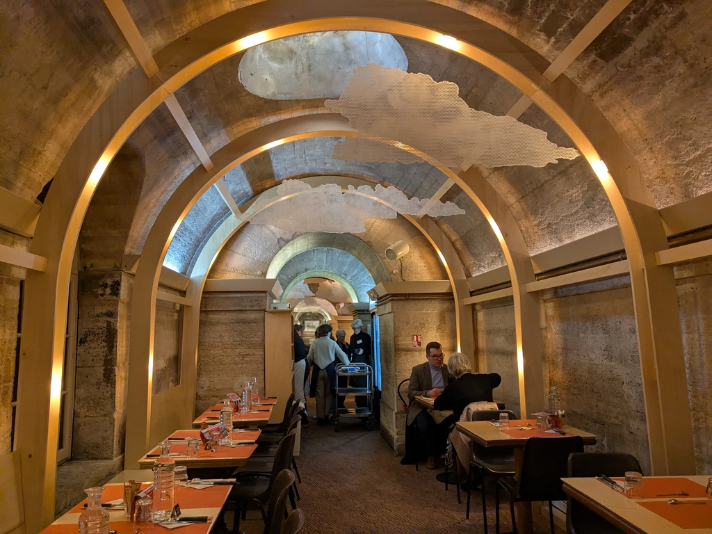 馬德蓮公益食堂長形空間