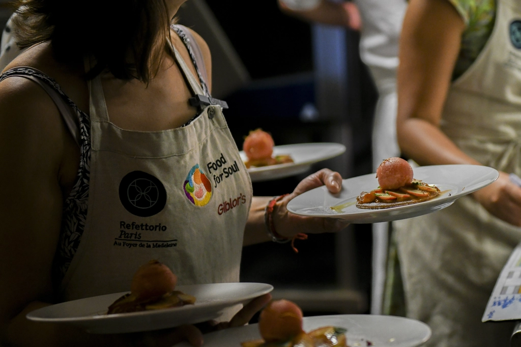 馬德蓮公益食堂的服務生端著餐點