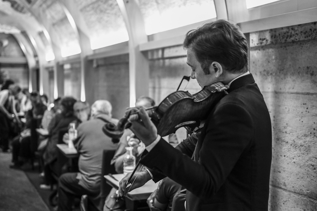 馬德蓮公益食堂的慈善音樂會音樂家表演小提琴