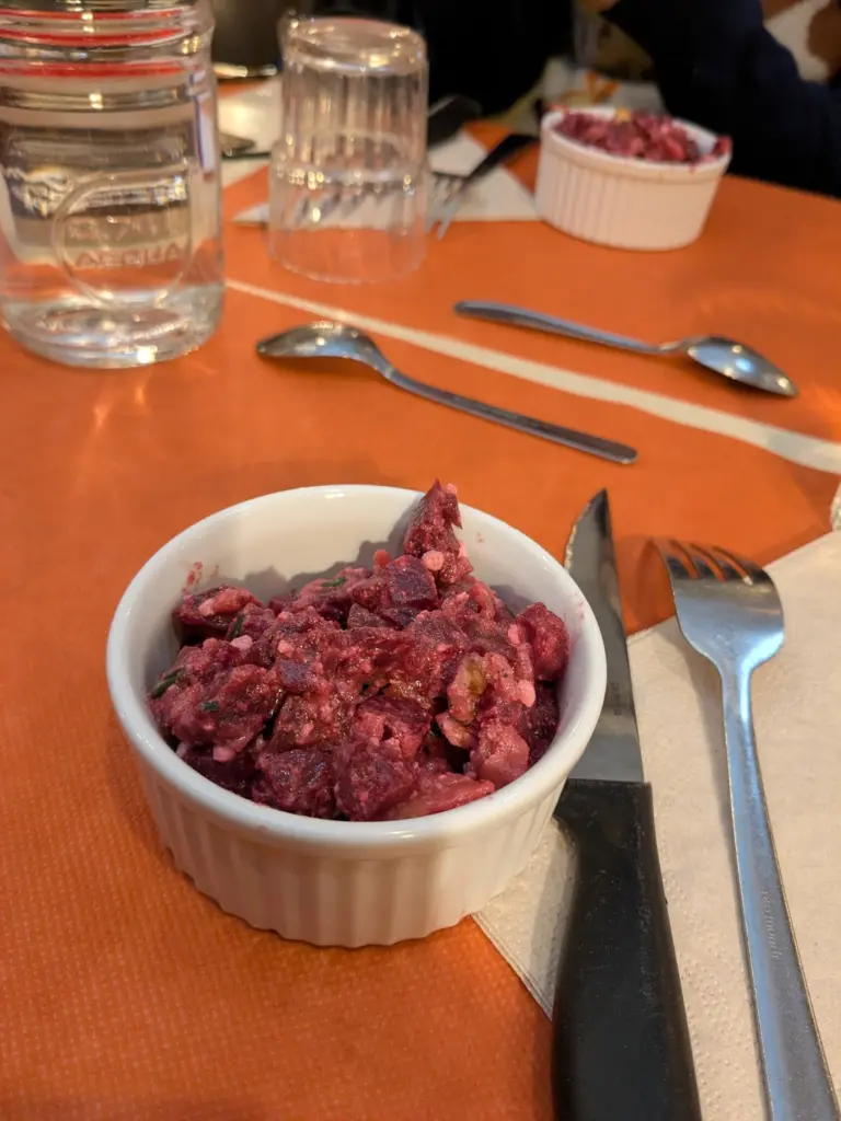 馬德蓮公益食堂的蔬食前菜紅菜頭沙拉