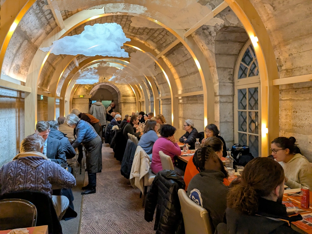 馬德蓮公益食堂的用餐情景與志工服務