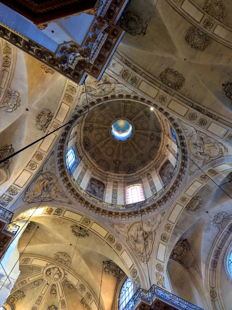 聖保祿聖路易教堂 高達 55 米的圓頂