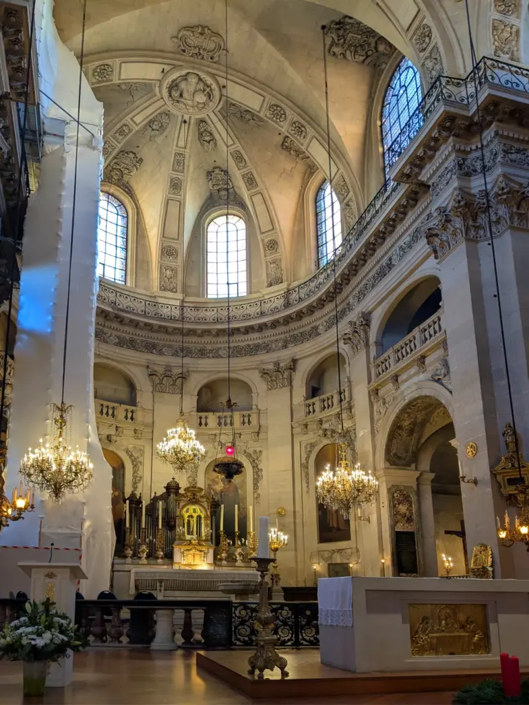 聖保祿聖路易教堂，巨大的穹頂和天窗引入明亮光線