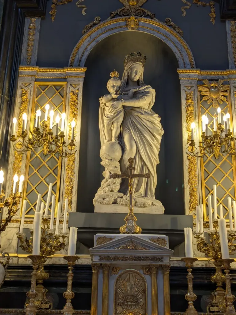 聖保祿聖路易教堂 內部的聖母大理石雕像