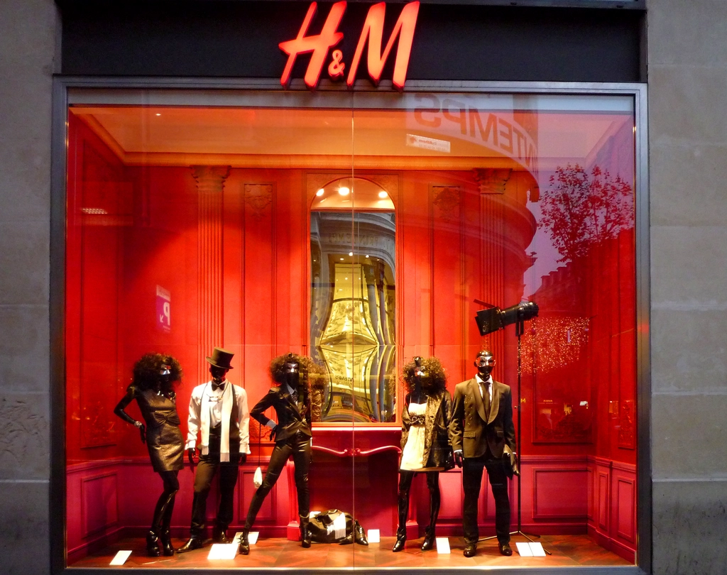 巴黎服飾 H＆M 的櫥窗