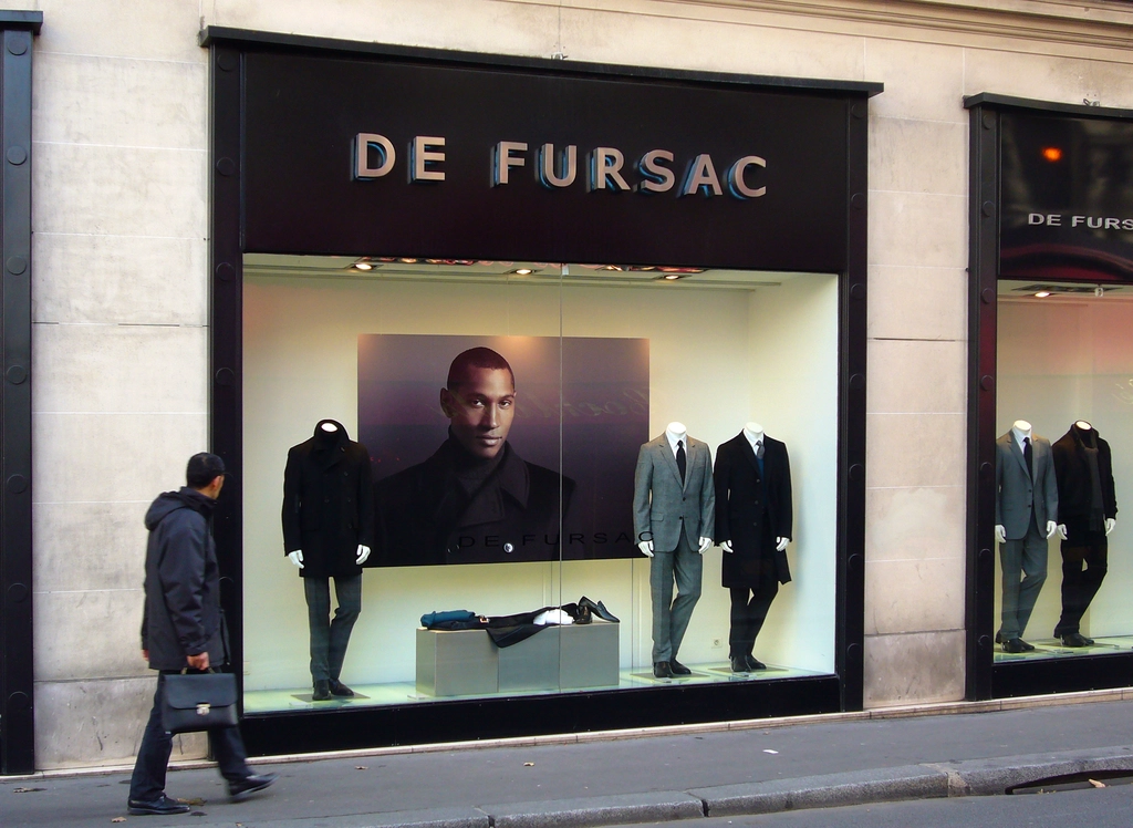 巴黎冬季折扣季的 DE FURSAC 男裝櫥窗