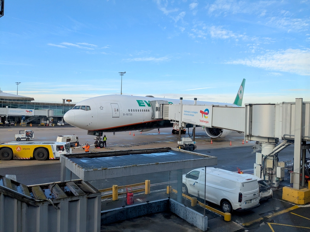 巴黎台北唯一直航的長榮航空班機停靠在戴高樂機場