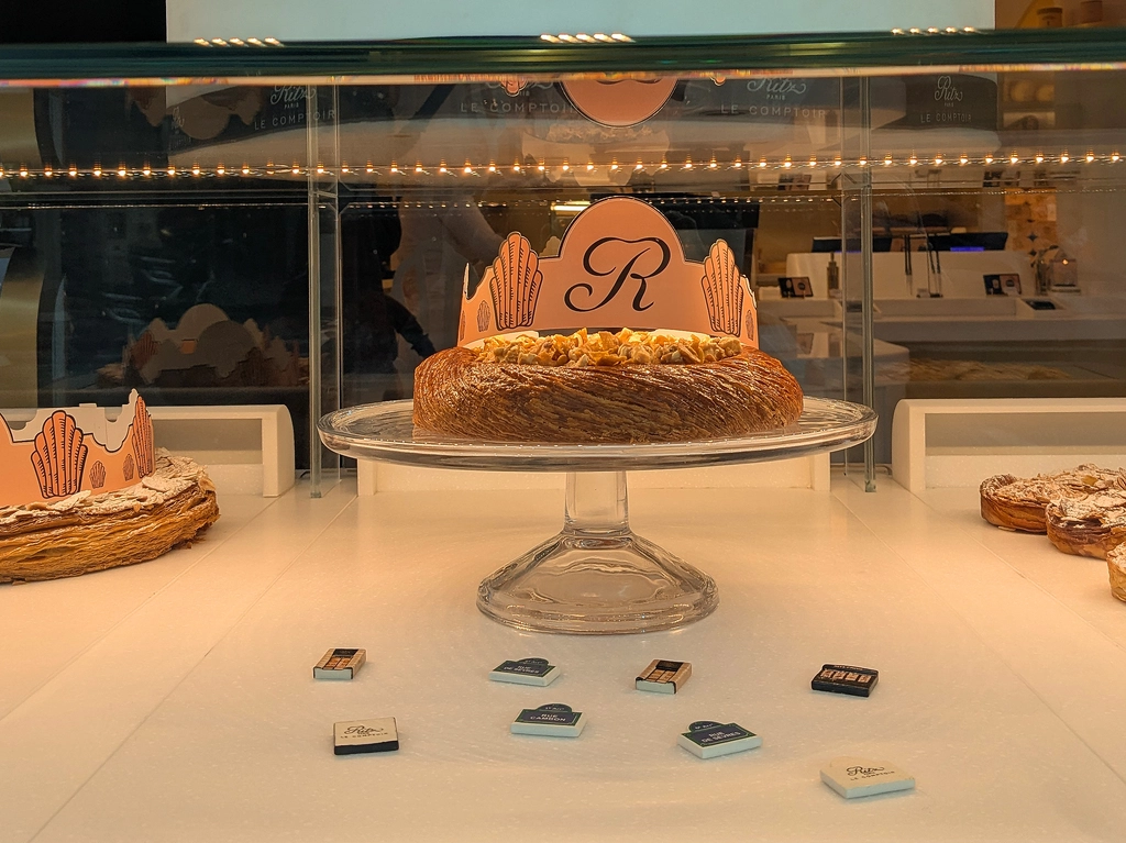 Ritz Paris Le Comptoir 2026年的國王餅和小瓷偶