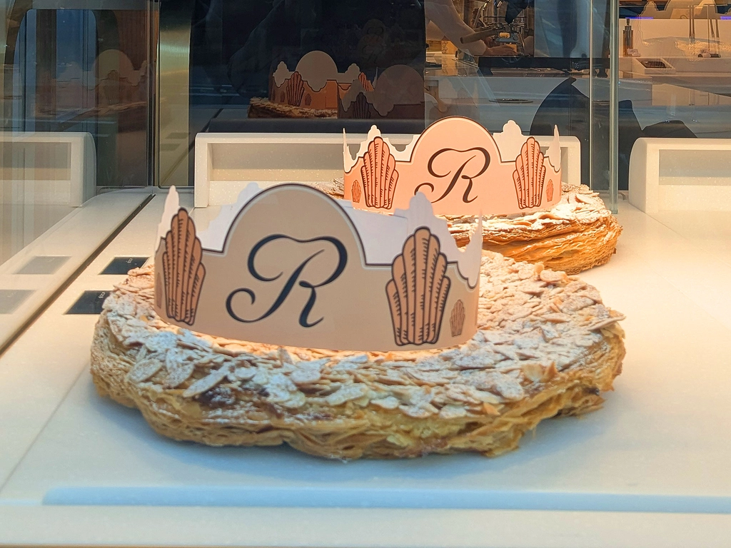Ritz Paris Le Comptoir 的國王餅上面撲滿杏仁片