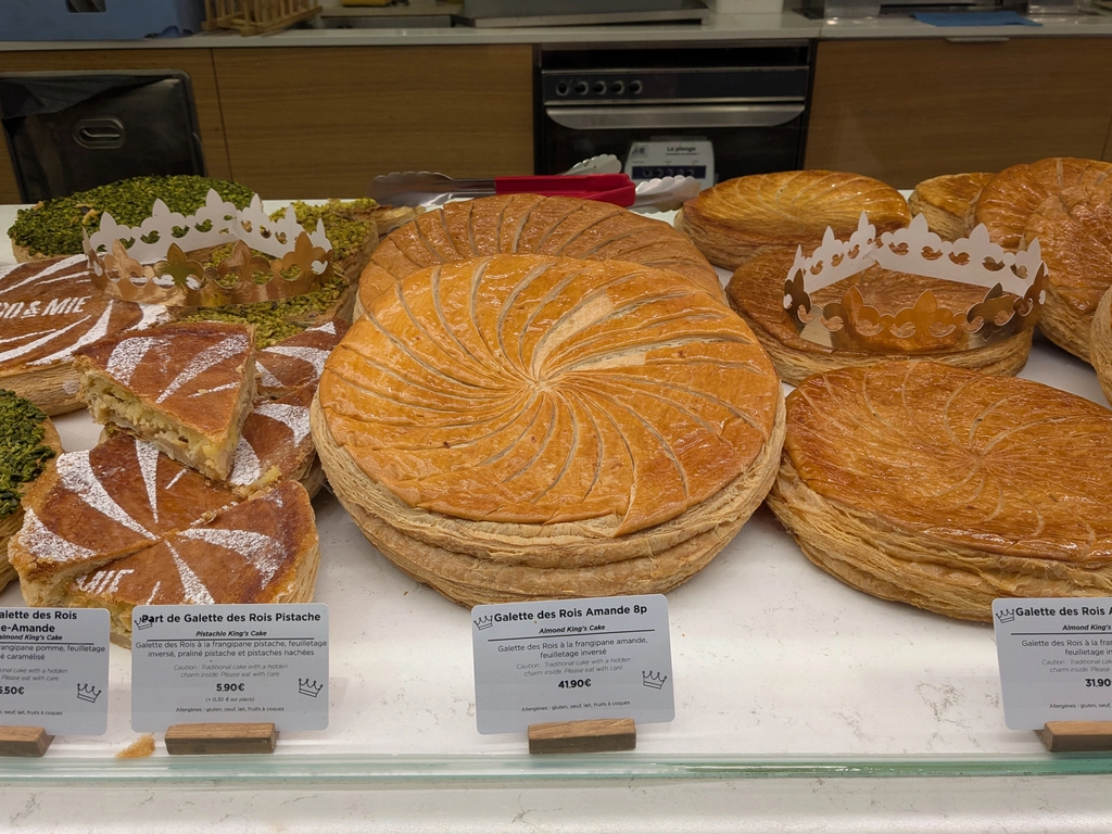 巴黎麵包點櫥窗裡不同尺寸的國王餅