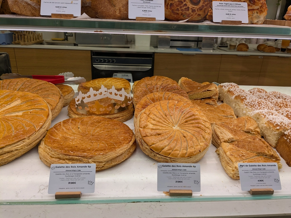 巴黎麵包點櫥窗裡不同尺寸的國王餅