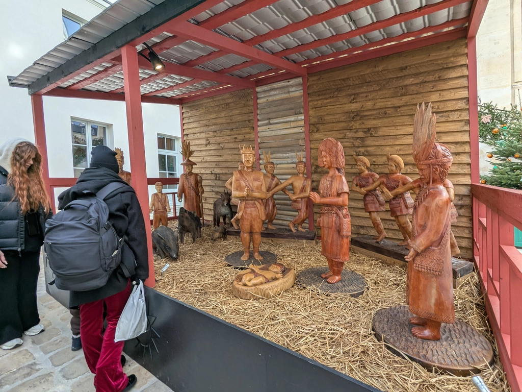 主顯節小教堂 (Chapelle de l’Épiphanie)中庭的台灣原住民木雕作品