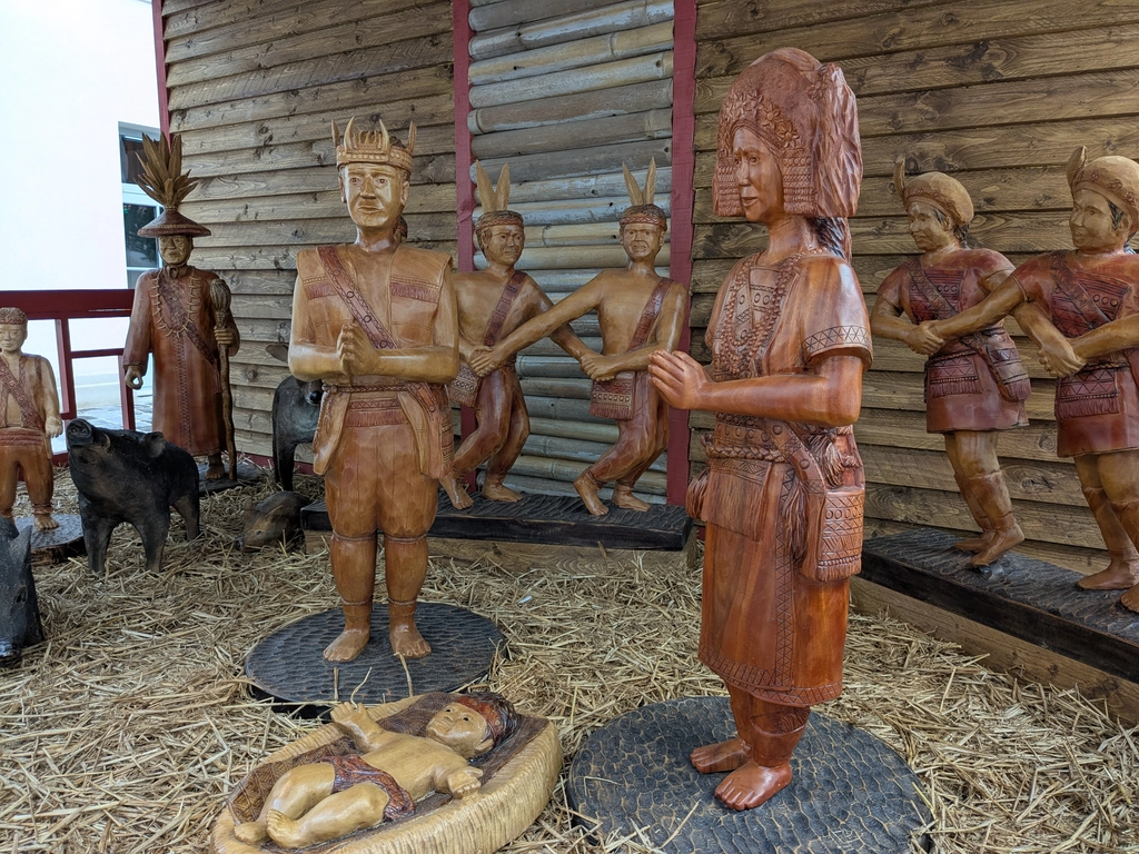 主顯節小教堂 (Chapelle de l’Épiphanie)中庭的台灣原住民木雕作品