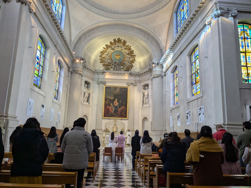 巴黎左岸私房景點|主顯節小教堂:走進 Rue du Bac 隱藏的亞洲之門,尋訪 17 世紀木質拱頂與殉道者傳奇